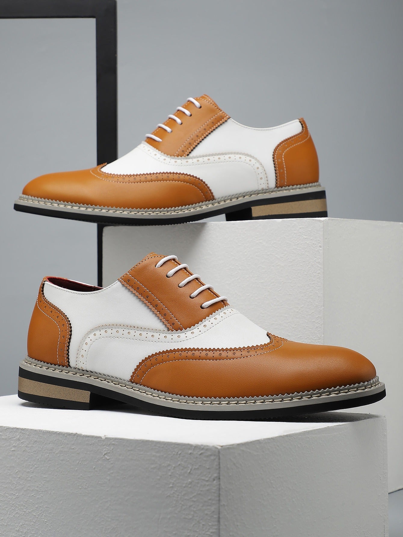 Brogue Carved Color Matching Leather Shoes