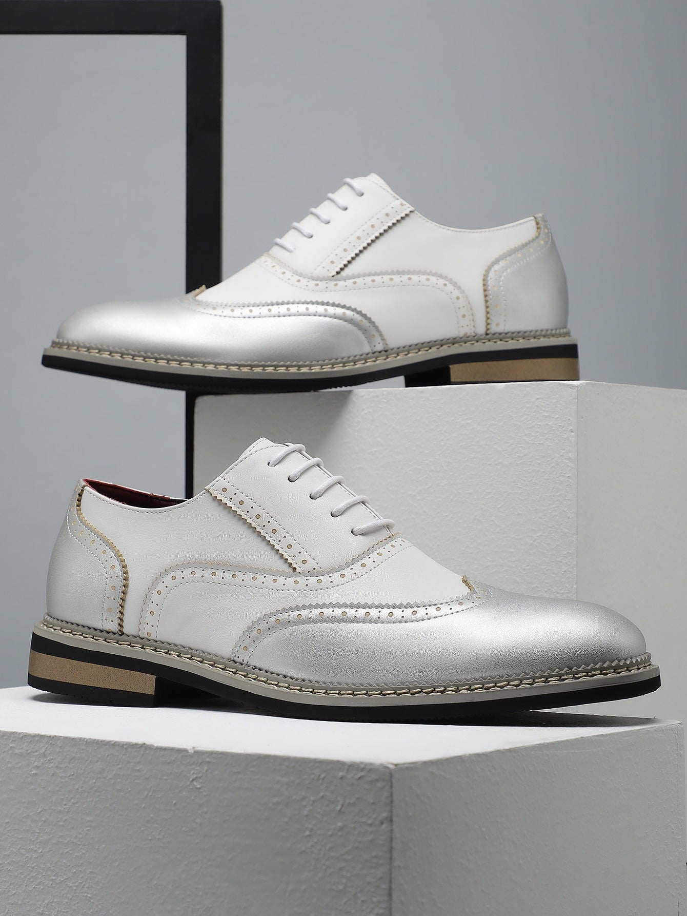 Brogue Carved Color Matching Leather Shoes