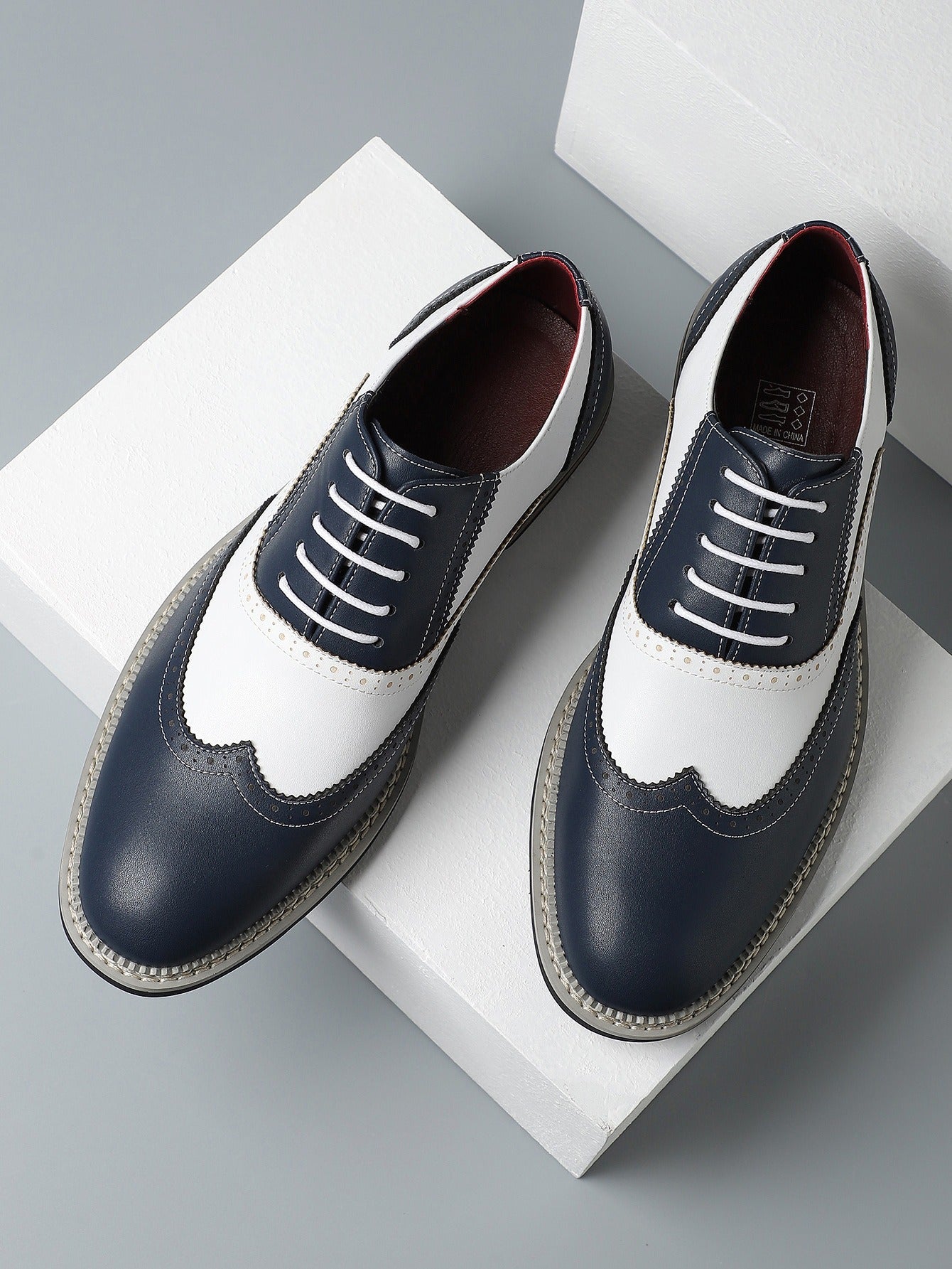 Brogue Carved Color Matching Leather Shoes