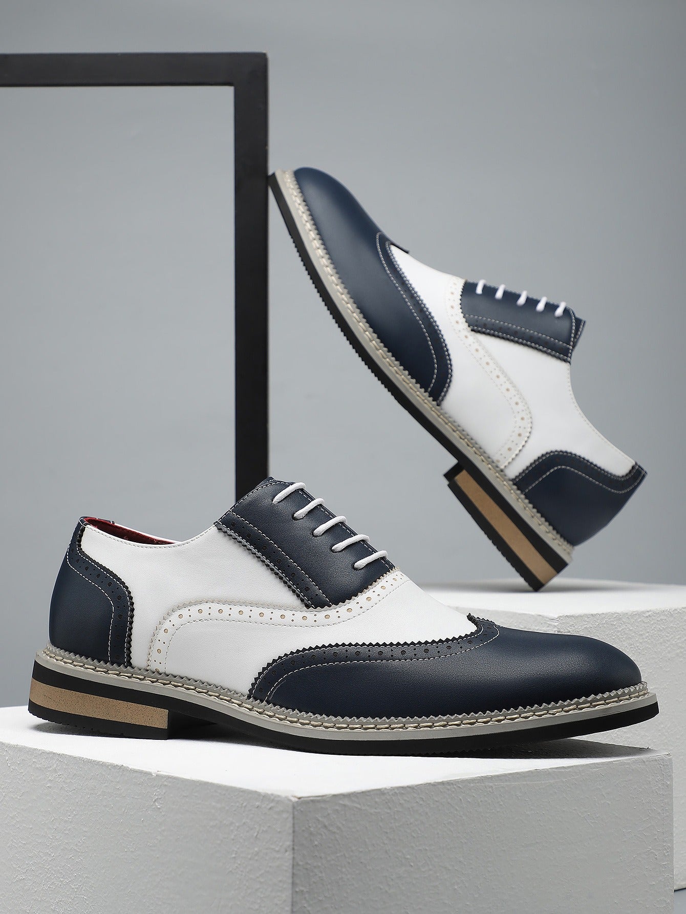 Brogue Carved Color Matching Leather Shoes