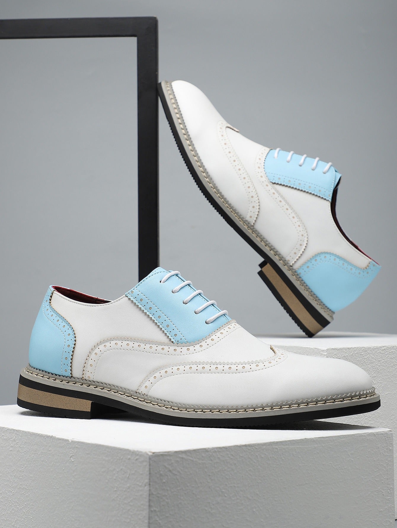 Brogue Carved Color Matching Leather Shoes