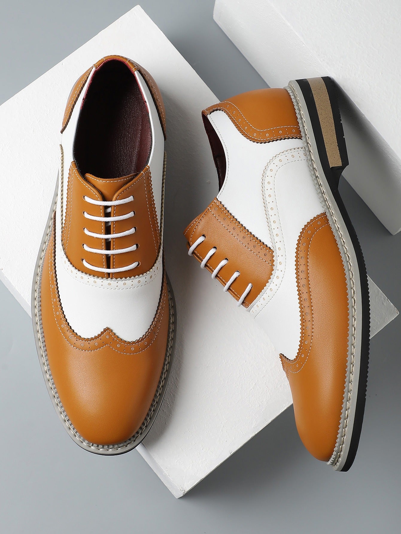 Brogue Carved Color Matching Leather Shoes
